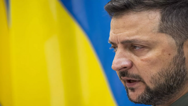 مستشار رئيس أوكراني سابق: زيلينسكي يشكل مصدر خطر على أوكرانيا ويجب أن يستقيل قبل فوات الأوان