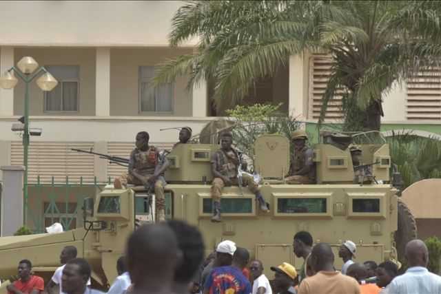 بوركينا فاسو تطرد الملحق العسكري في السفارة الفرنسية