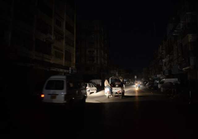 تواصل معاناة المواطنين جراء أزمة الكهرباء في مدينة عدن