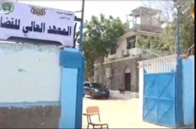 مجاميع مسلحة تقتحم مقراً حكومياً بـ عدن وتنهب مرتبات موظفيه