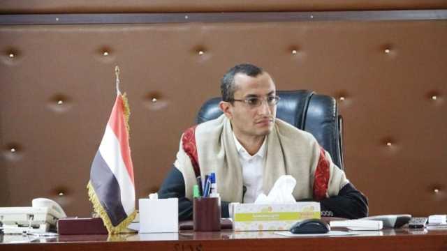 في هذا الموعد.. وزير الخدمة المدنية بصنعاء يعلن خبراً ساراً لموظفي الدولة