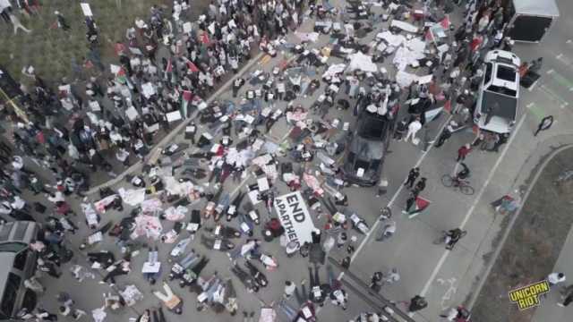فيديو لمحاولة دهس متظاهرين مؤيدين لفلسطين في أمريكا