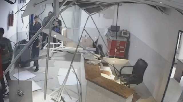 السقف انهار بالكامل.. كاميرات مراقبة تظهر اللحظات الأولى لقصف الاحتلال محيط المستشفى الإندونيسي في غزة (فيديو)