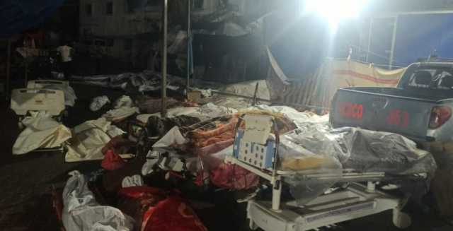 “المستشفى أصبح شبيهاً بالمقبرة”.. أطباء يدفنون جثث عشرات الشهداء في مجمع الشفاء بغزة + (مشاهد مروعة)