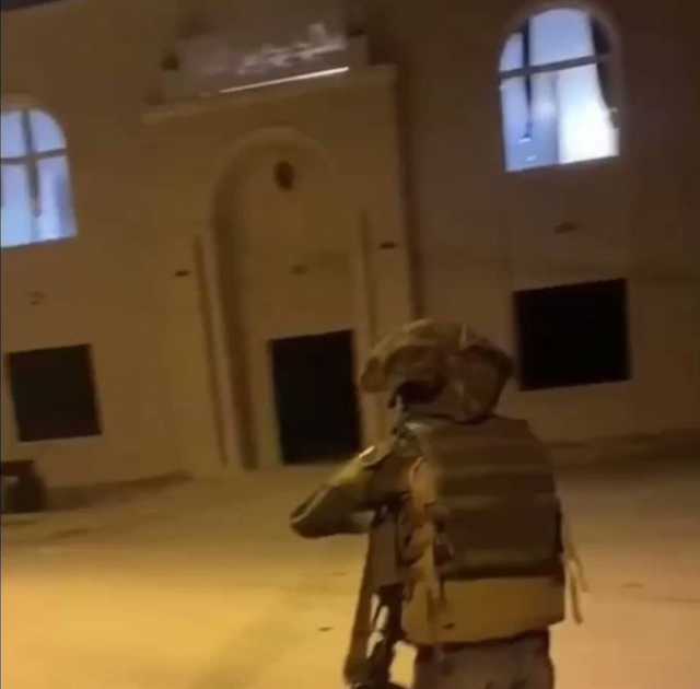 فيديو يوثق إلقاء جندي إسرائيلي قنبلة داخل مسجد في قرية بالضفة الغربية