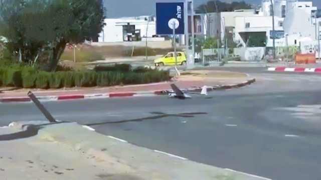 مشاهد لتحطم طائرة مسيرة تابعة لجيش الاحتلال الإسرائيلي في مستوطنة “سديروت”
