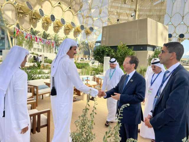صورة مصافحة أمير قطر لرئيس الكيان الإسرائيلي تثير الجدل على مواقع التواصل الاجتماعي