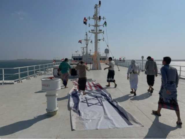 اليمنيون يحولون سفينة “غالاكسي ليدر” إلى مزار سياحي