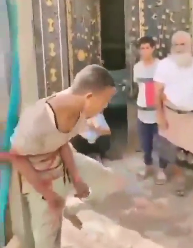 قوة أمنية للإنتقالي تعذّب شاب بطريقة وحشية في أحد شوارع مدينة عدن (فيديو)