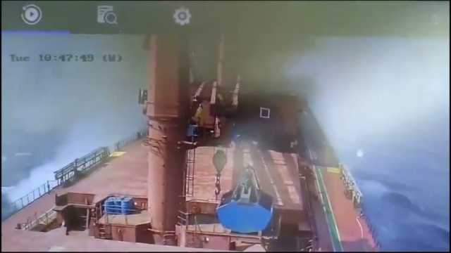 بإصابة مباشرة.. مشاهد للحظة استهداف صاروخ يمني لسفينة كانت في طريقها إلى “إسرائيل” (فيديو)