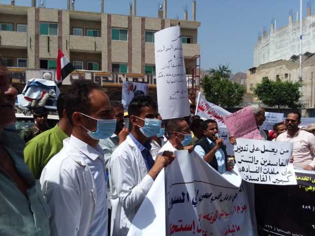نقابة المعلمين اليمنيين تطالب رئيس الحكومة الجديد برفع رواتب المعلمين وتحسين أوضاعهم المعيشية