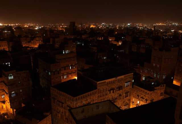 أمانة صنعاء تحذر من مخاطر إحراق الإطارات في رمضان