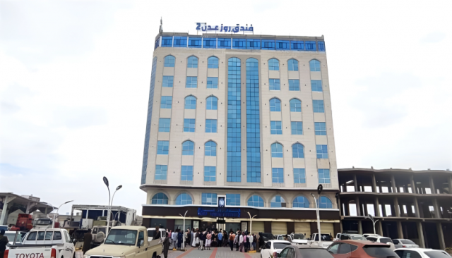 قوات الانتقالي تداهم فندقاً سياحياً في عدن وتختطف نجل مالكه