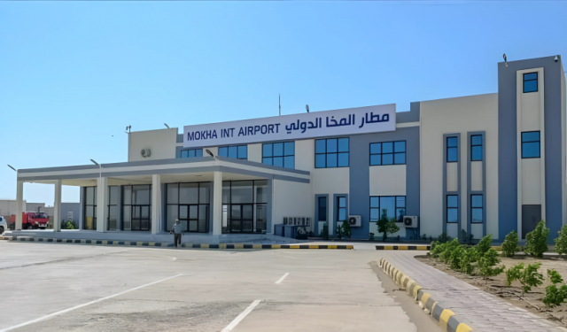 حكومة صنعاء تتوعد بمنع أي قوى معادية من استخدام مطار المخا