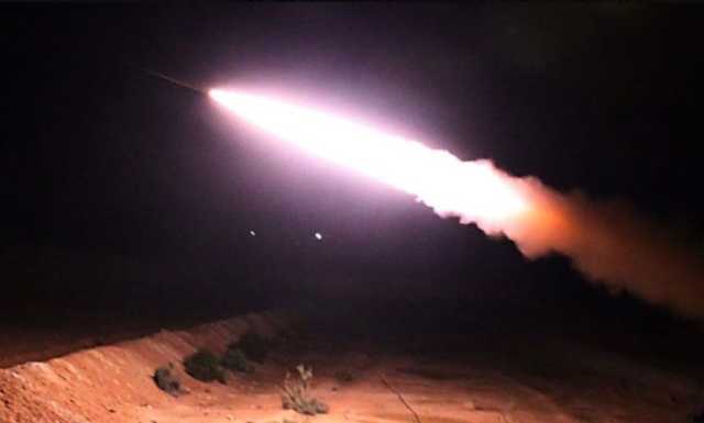 استهداف أهم قاعدتين عسكريتين أمريكيتين في الشرق السوري بصواريخ ومسيرات (فيديو)