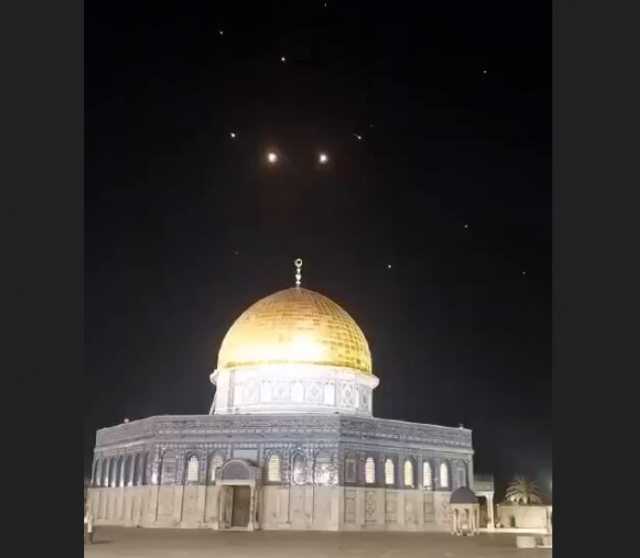 مشهد مهيب من القدس.. فيديوهات لصواريخ إيرانية تحلق فوق المسجد الأقصى وقبة الصخرة