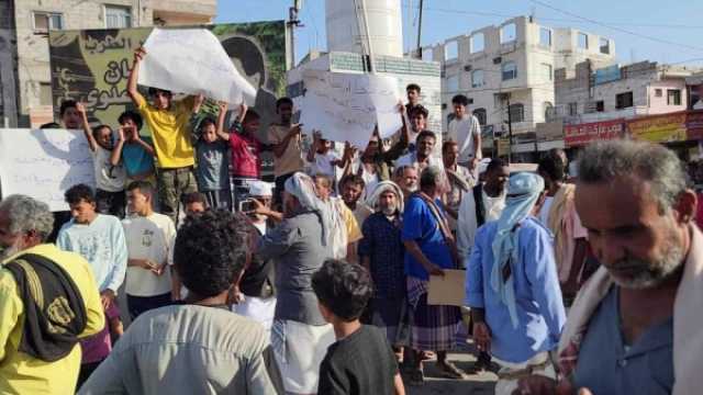 لحج: تظاهرة غاضبة في الحوطة تنديداً باعتقال الناشط “أبو مالك الشلن” من قبل الحزام الأمني
