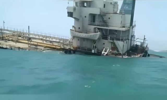 حكومة صنعاء تحذر من كارثة بيئة نتيجة غرق سفينة “كورال” بميناء عدن