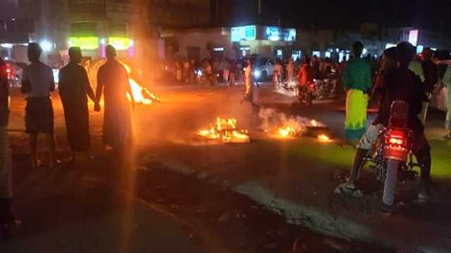 انقطاع الكهرباء يُشعل نيران الغضب في عدن.. مشاهد لتظاهرات ليلية في شوارع المدينة