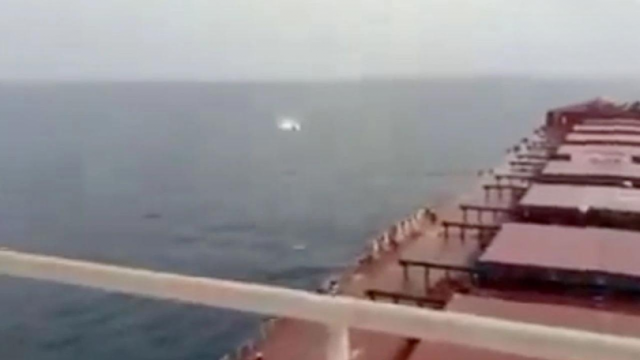 صنعاء تكشف عن “وحش بحري” جديد ومشاهد تُظهر لحظة افتراسه سفينة عملاقة في البحر الأحمر (فيديو)