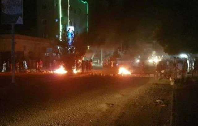 غضب عارم في عدن: محتجون يقطعون الشوارع تنديداً بانقطاع الكهرباء