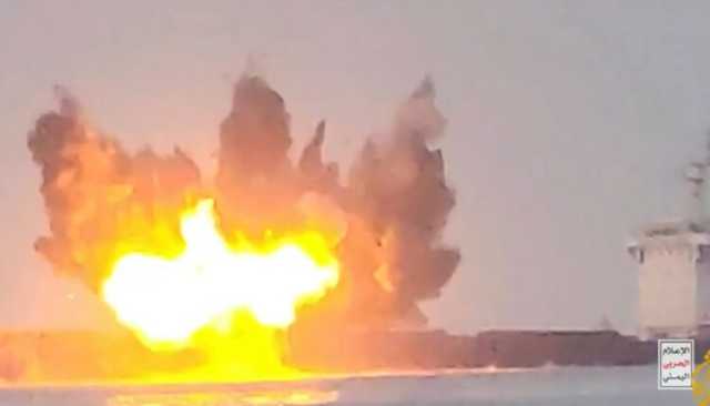 قواتُ صنعاء توزِّعُ مشاهِــدَ استهداف وإغراق “تورتو” (فيديو)