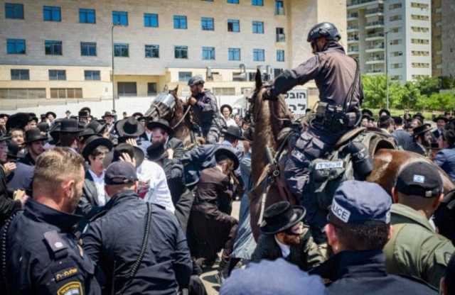 “التجنيد أسوأ من الموت”.. مواجهات بين “الحريديم” وشرطة الاحتلال احتجاجاً على التجنيد (فيديو)