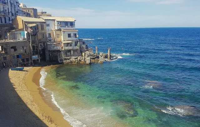 رعب في دولة عربية بسبب تحرك غريب على شاطئ بحري