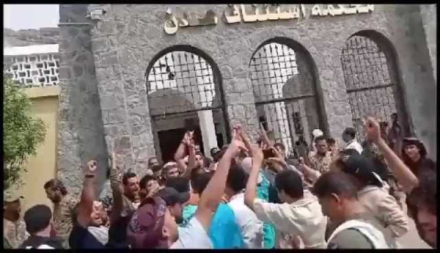 شاهد فرحة الأهالي في عدن عقب الحكم بإعدام قاتل الطفلة حنين البكري (فيديو)