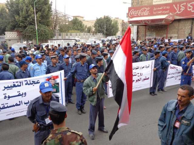 سياسي يدعو المليشيا لإصدار بيان نعي جماعي لقيادة الدفاع الجوي في صنعاء بدلا عن التكتم