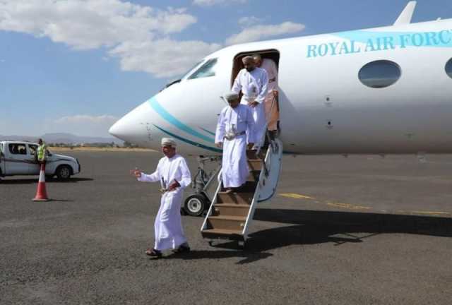 وصول وفد عماني إلى صنعاء .. وصرف المرتبات يتصدر المباحثات