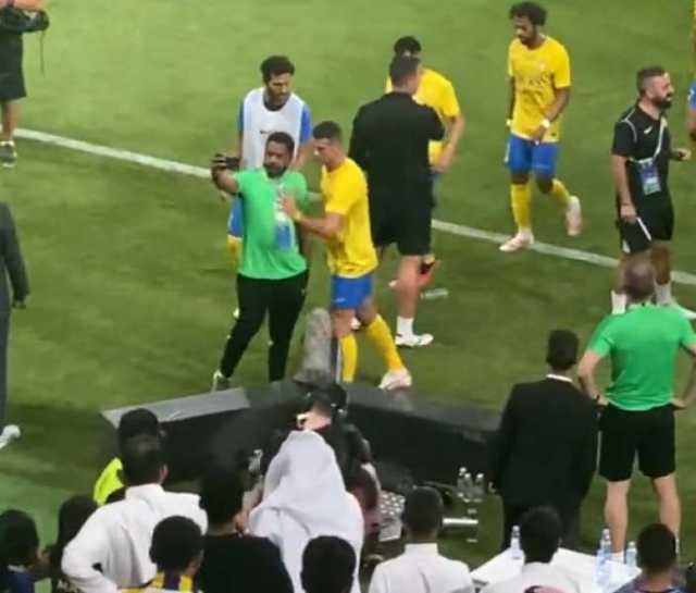 ردة فعل ”غير أخلاقية” لمهاجم النصر السعودي ”رونالدو” تجاه لاعب أراد التقاط ”سيلفي” معه ”فيديو”