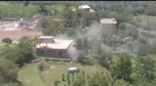 شاهد الفيديو.. عناصر المليشيا يحرقون منزل مواطن يمني في إب