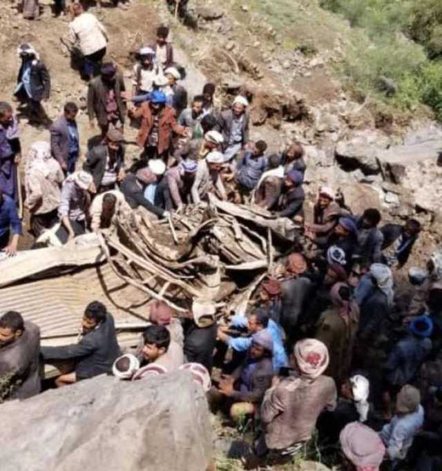 نجاة 12 شخصاً بأعجوبة بعد انزلاق سيارة تقلهم في منحدر جبلي غربي صنعاء ”صور”