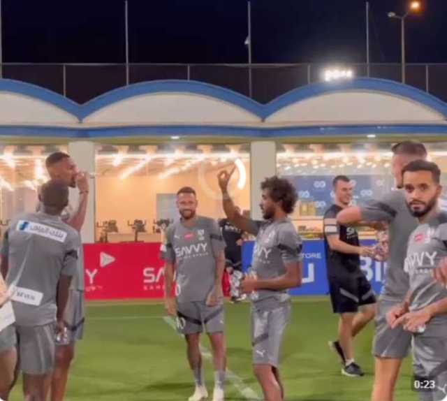 شاهد ماذا حدث لـ”نيمار وحسان تمبكتي ” أثناء تدريباتهم مع الهلال السعودي ”فيديو”