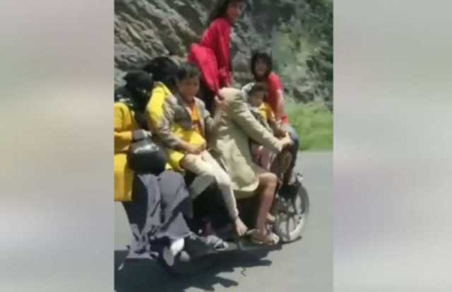 يمني يسافر على متن دراجة نارية رفقة 9 أشخاص من عائلته من صنعاء إلى الحديدة ”فيديو”