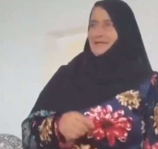 قيادي حوثي يضرب عجوز مسنة بمقام والدته باللطم والضرب المبرح ويدوس عليها بأقدامه ”فيديو”