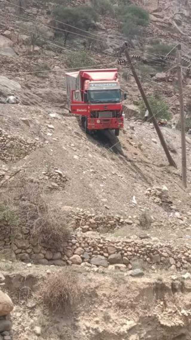 حادث مرعب .. شاحنة محملة معلقة في طريق تعز عدن بعد خروجها من مسارها (صور)