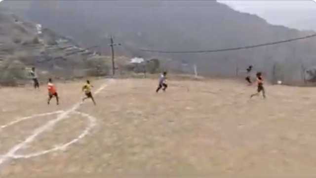 لحظة سقوط مرعب لشابين سعوديين أثناء لعب كرة القدم من سفح جبلي بجازان ”فيديو”