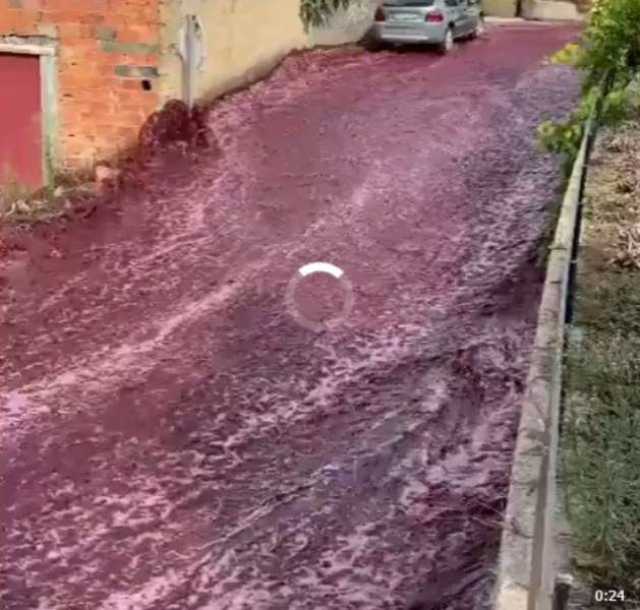 نهر من الخمر يتدفق في مدينة برتقالية .. شاهد 2 مليون لتر من النبيذ الأحمر تجري كالسيل ”فيديو”