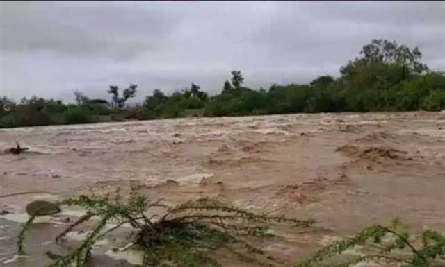 أمطار غزيرة وسيول جارفة تتسبب بقطع طريق دولي جنوبي اليمن