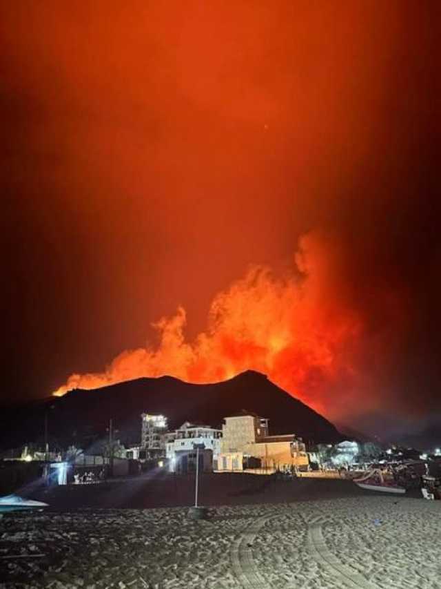 بعد زلزال المغرب وإعصار ليبيا.. حرائق هائلة في غابات الجزائر وتقترب من المناطق السكنية -فيديو