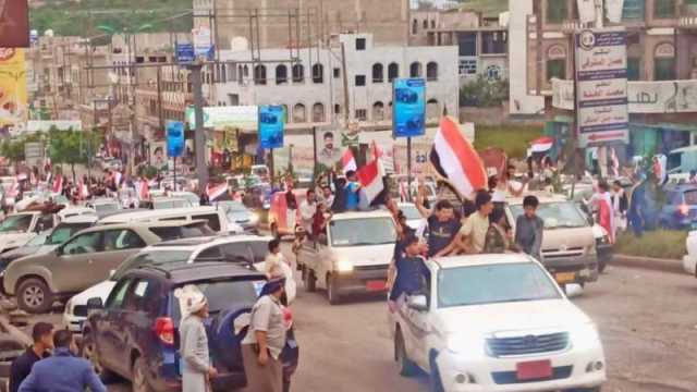 شاب يمني شجاع رفع العلم الجمهوري في إب فقام الحوثيون بتكسيره.. وهكذا كانت ردة فعله ”فيديو”