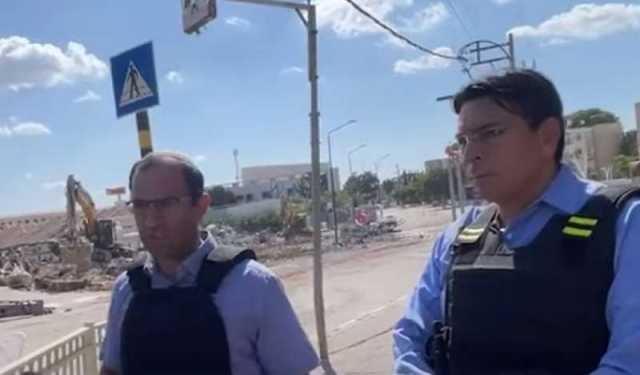 بالفيديو لحظة هروب عضو الكنيست الإسرائيلى أثناء سقوط صاروخ فلسطينى