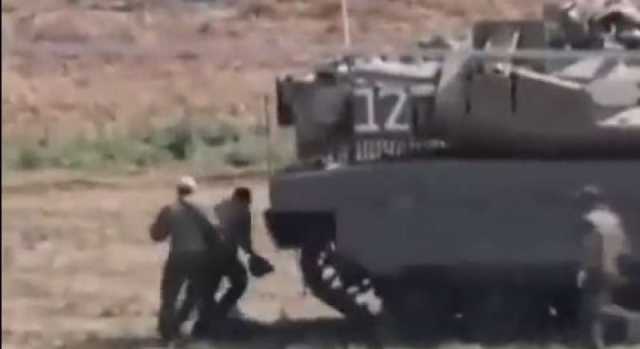 بالفيديو.. شاهد لحظة هروب جنود الاحتلال أسفل الدبابات خوفًا من صواريخ القسام