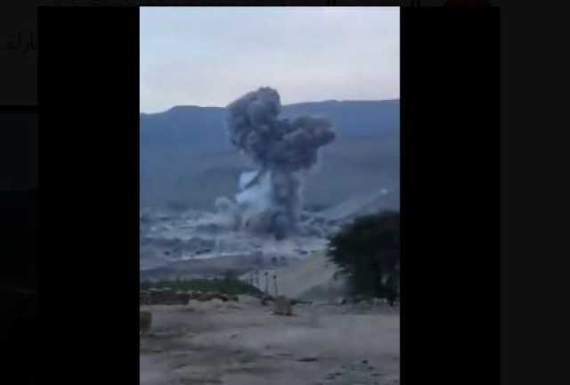 تفاصيل مقتل وإصابة 40 شخصا وانهيار منازل في انفجار مخزن متفجرات بمحافظة عمران (فيديو)