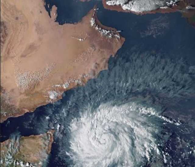 الأرصاد يدعو سكان 5 مناطق في مدينة الغيضة بالمهرة لمغادرة منازلهم تجنبًا لمخاطر الإعصار “تيج”