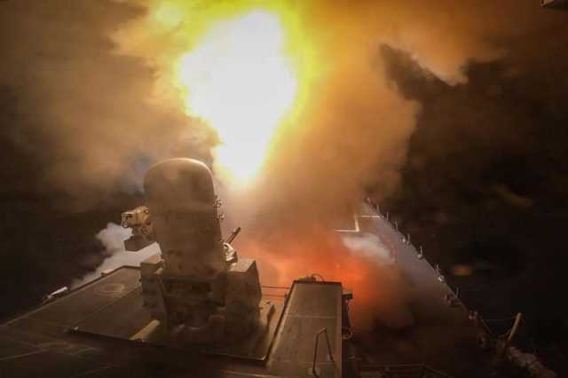 أول صور لحظة اعتراض المدمرة الأمريكية للصواريخ والمسيرات الحوثية في البحر الأحمر ”شاهد”