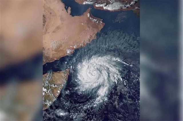 الفلكي اليمني الجوبي: انحسار اعصار ”تيج” عن السواحل العمانية وتقدمه بقوة نحو المهرة ”التفاصيل”