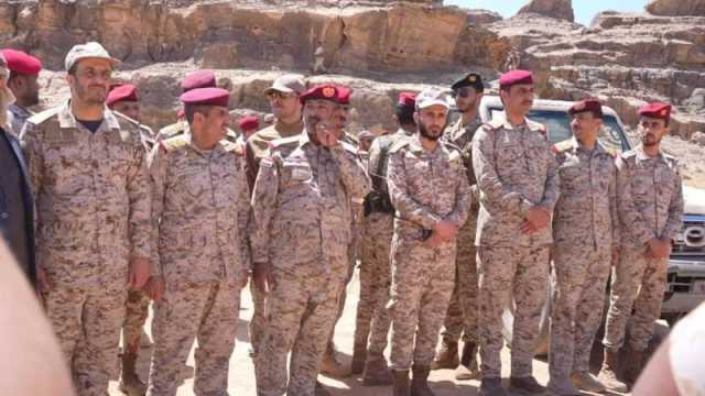 بنادقنا واحدة..بن عزيز يتعهد بمضي الجيش اليمني نحو السلام والتحرير